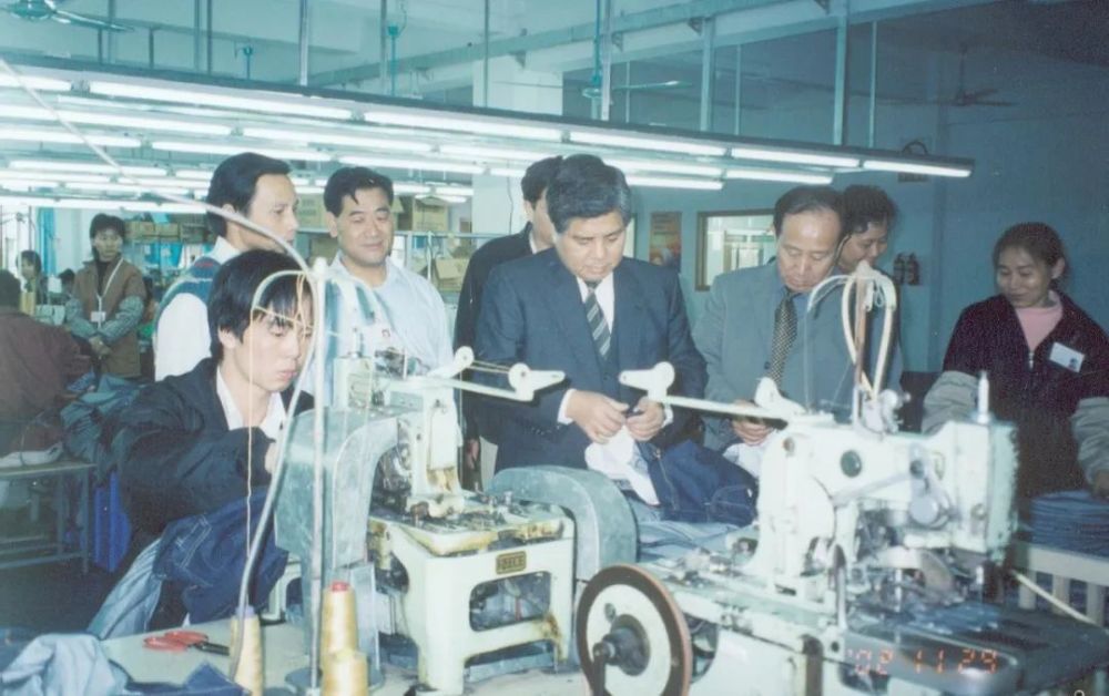 ▲楊勛到一線作業(yè)，在工廠車間檢驗(yàn)產(chǎn)品生產(chǎn)質(zhì)量