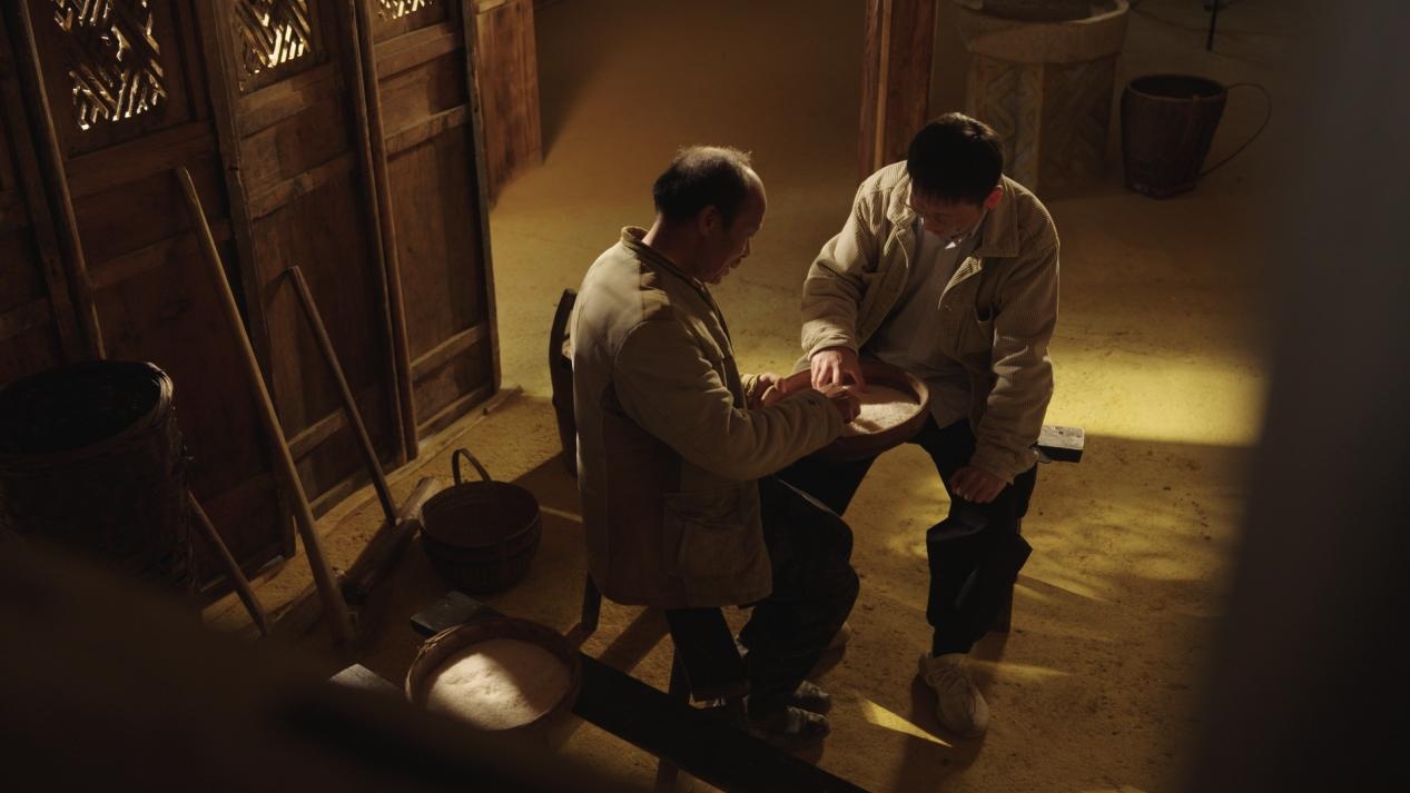 圖注：酉陽何家?guī)r，村民正在探索網友云端認養(yǎng)的“云稻米”模式