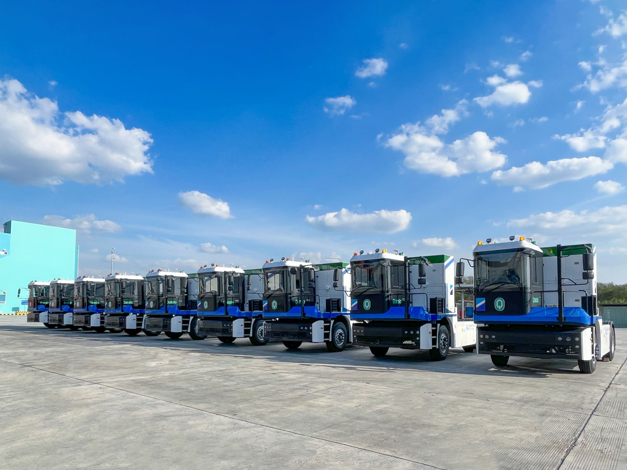 注：2022年12月，智能網(wǎng)聯(lián)新能源重卡E-Truck抵達泰國林查班港