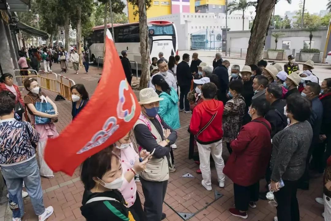 內(nèi)地平價旅游團逼爆香港：公廁前吃杯面，一天跑12個景點