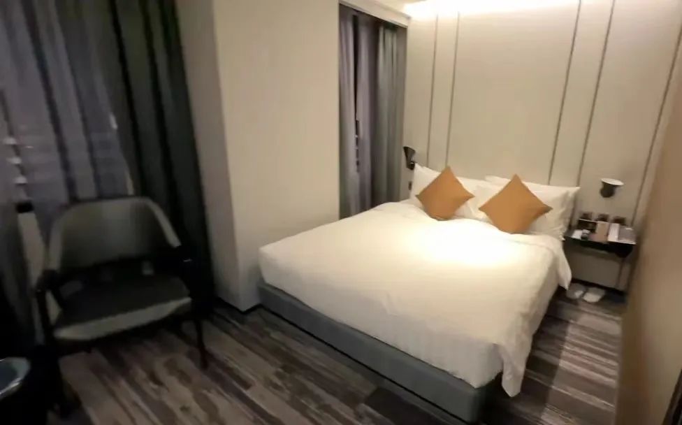 內(nèi)地平價旅游團逼爆香港：公廁前吃杯面，一天跑12個景點