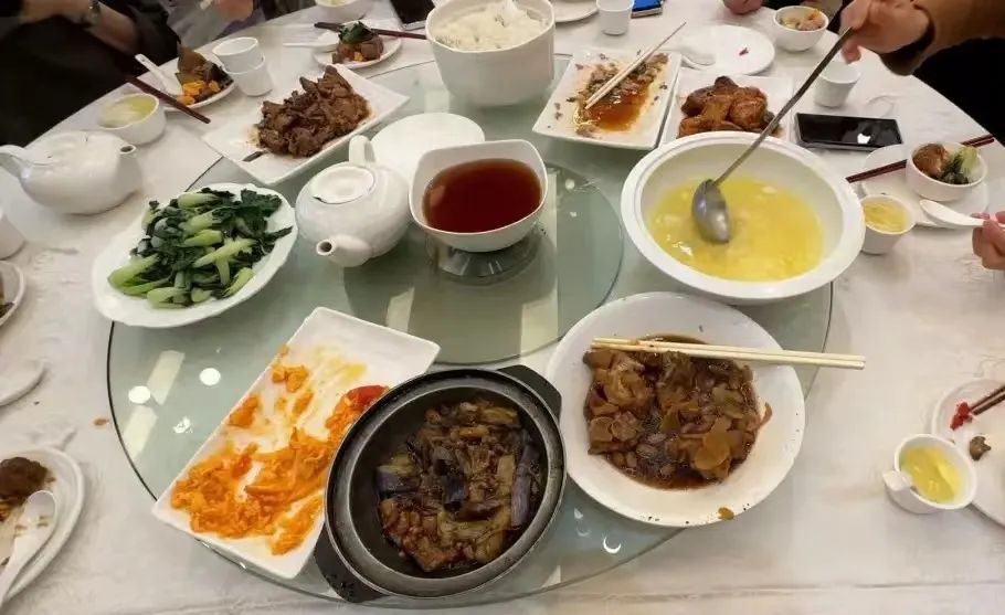 內(nèi)地平價旅游團逼爆香港：公廁前吃杯面，一天跑12個景點