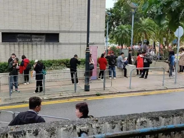 內(nèi)地平價旅游團逼爆香港：公廁前吃杯面，一天跑12個景點
