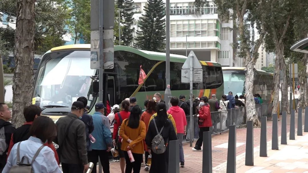 內(nèi)地平價旅游團逼爆香港：公廁前吃杯面，一天跑12個景點