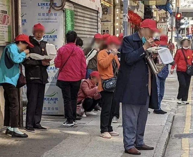 內(nèi)地平價旅游團逼爆香港：公廁前吃杯面，一天跑12個景點