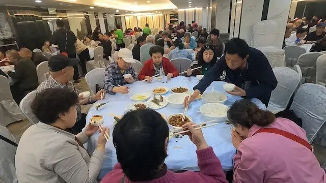 內(nèi)地平價旅游團逼爆香港：公廁前吃杯面，一天跑12個景點