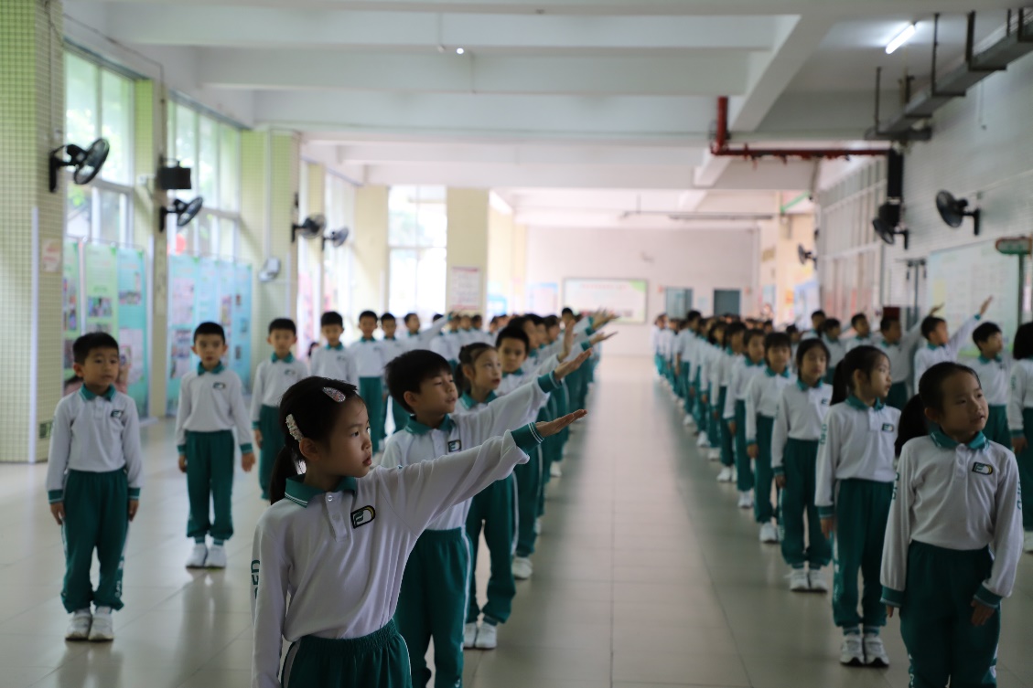 東風(fēng)東路小學(xué)的孩子們在這里整整齊齊，通過唱歌舞蹈，運動玩耍，歡聲笑語，用張張笑臉來演繹粵語童謠的魅力。