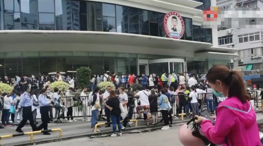 新晉港姐亞軍，該為欠債的父母埋單嗎？