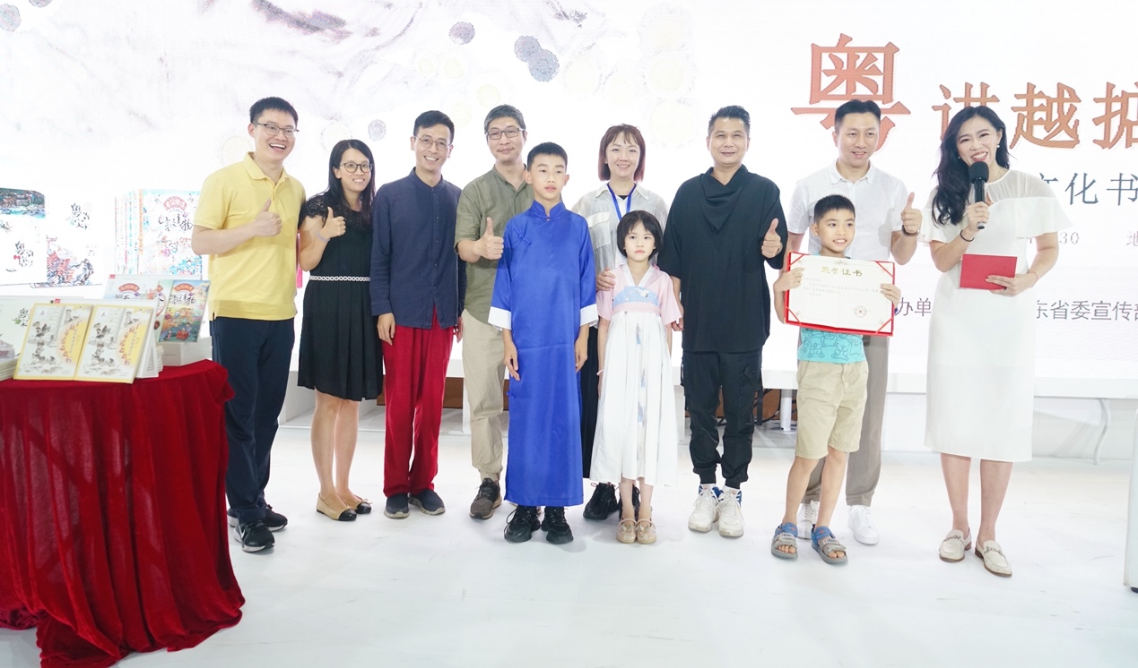 現(xiàn)場(chǎng)嘉賓共同期盼嶺南文化能“粵講越掂 粵唱越強(qiáng)”。