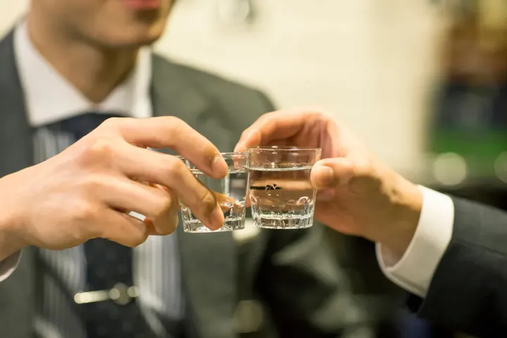 醬香拿鐵大熱的冷思考：咖啡店售帶酒飲料，合規(guī)合德嗎？