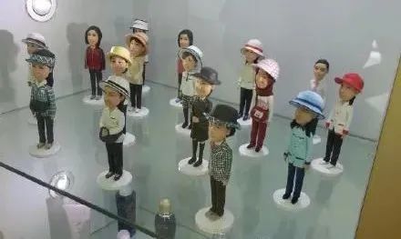 在商超眾多與網(wǎng)購發(fā)達(dá)的今天，為何還有人踩單車賣益力多？