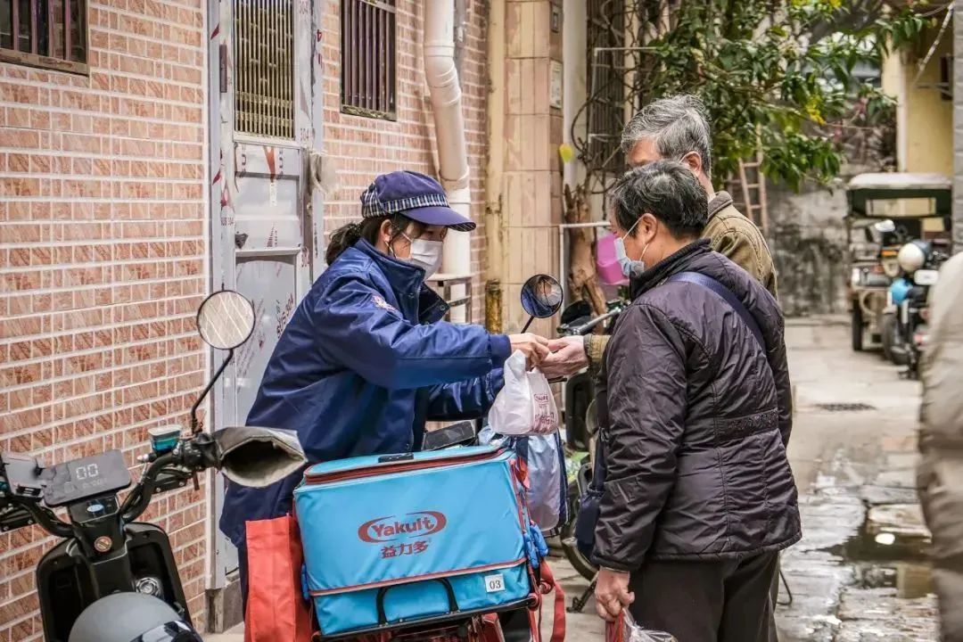 在商超眾多與網(wǎng)購發(fā)達(dá)的今天，為何還有人踩單車賣益力多？