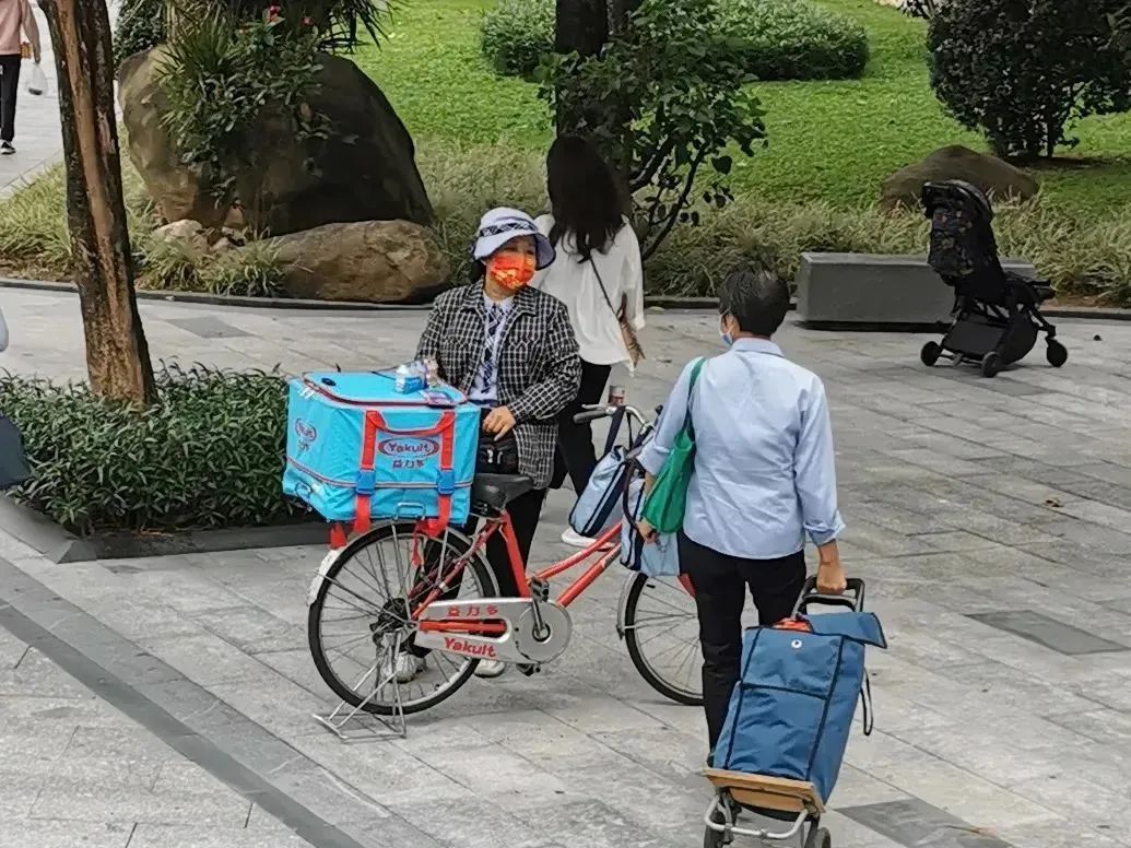 在商超眾多與網(wǎng)購發(fā)達(dá)的今天，為何還有人踩單車賣益力多？