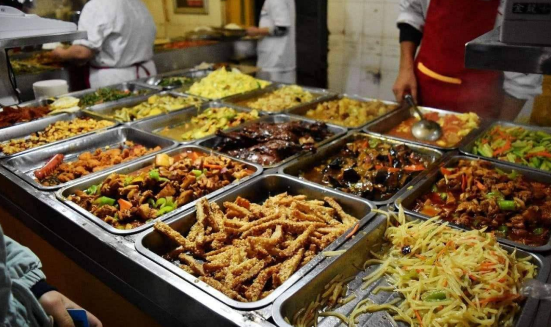 預制菜進學生飯?zhí)?，家長擔心的只是“科技與狠活”嗎？