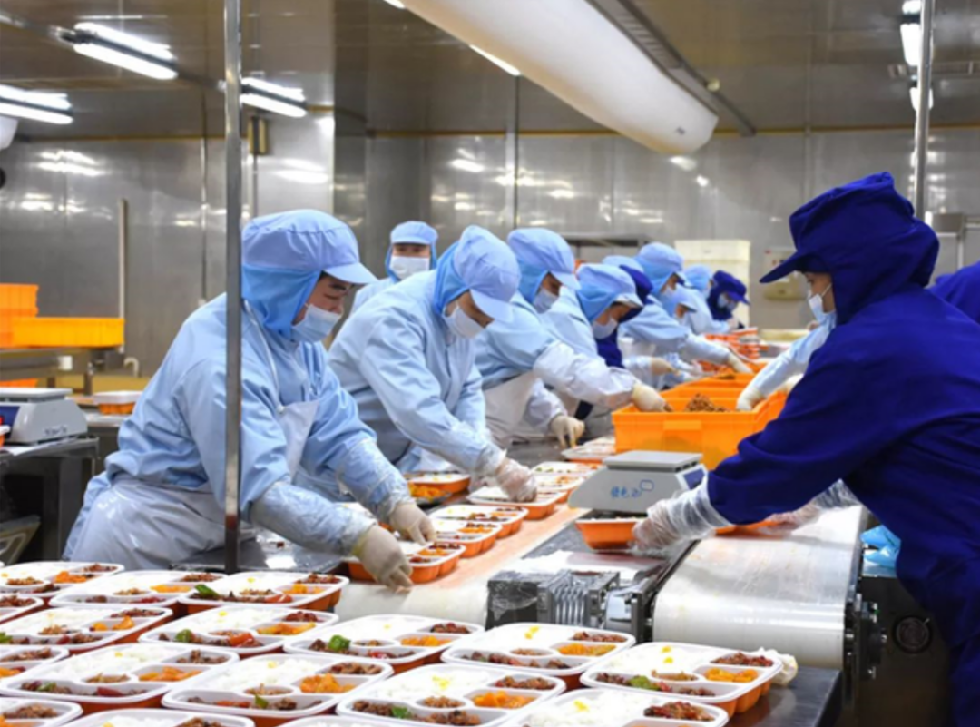 預制菜進學生飯?zhí)?，家長擔心的只是“科技與狠活”嗎？
