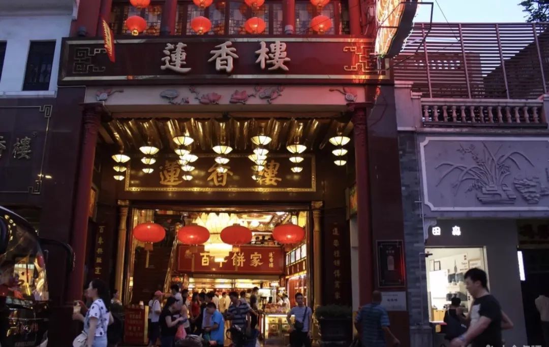 撞名的蓮香樓、蘭芳園、榮華，是同源異枝還是李鬼李逵？