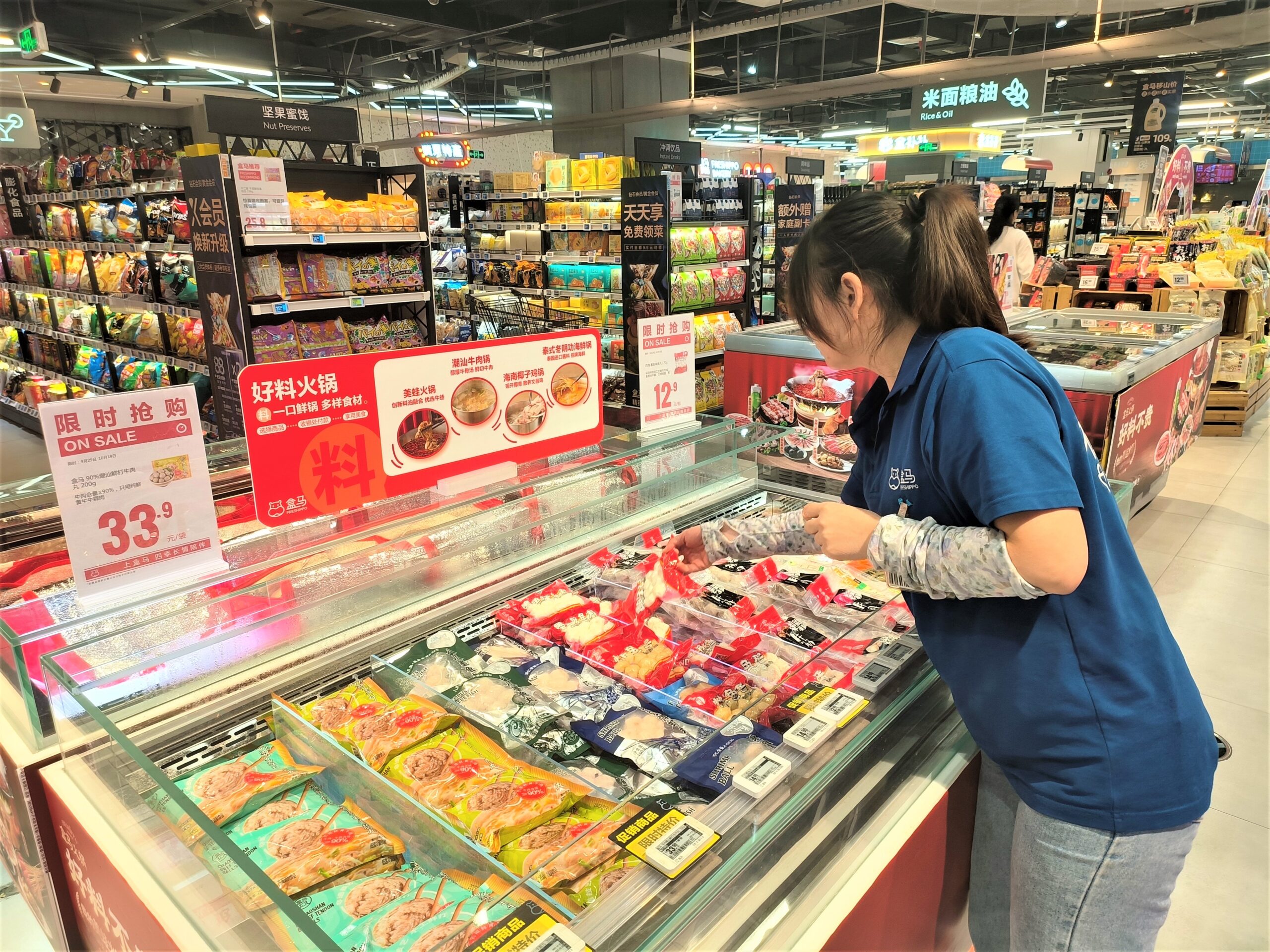 盒馬廣州門店，各種火鍋及食材集中擺放在冷柜里