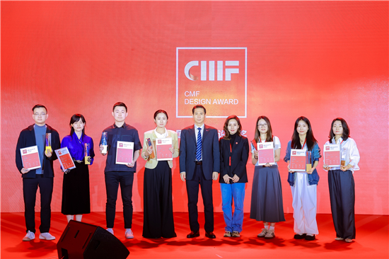 4昊鉑GT獲得CMF設(shè)計(jì)獎(jiǎng)，設(shè)計(jì)師伍錚錚（左二）代表團(tuán)隊(duì)上臺(tái)領(lǐng)獎(jiǎng).jpg