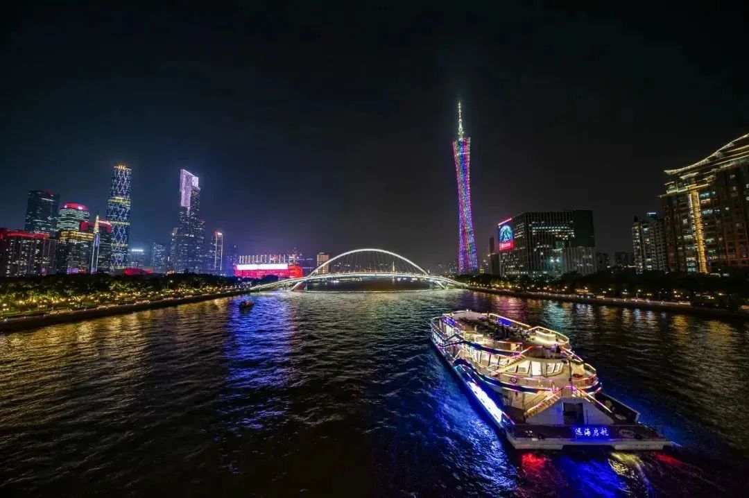 這一晚，廣州本地人也忍不住夜游珠江……