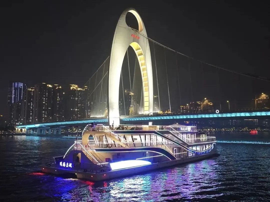 這一晚，廣州本地人也忍不住夜游珠江……