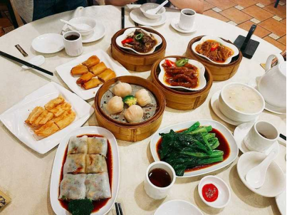外地游客抱怨：茶樓要收茶位費，點心標(biāo)價眼花繚亂？