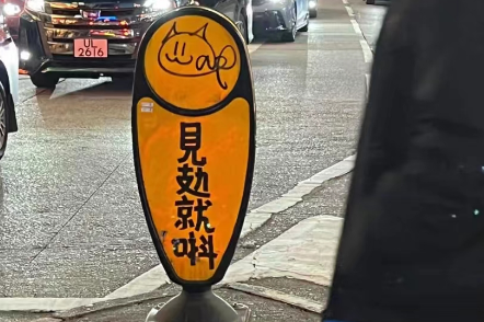 “見攰就唞”頻現(xiàn)香港街頭：有人看不懂，有人看到哭
