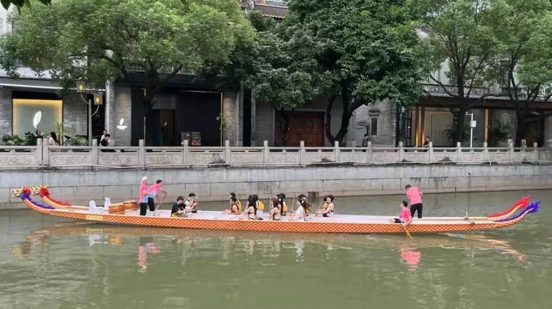 獵德龍舟變成比堅尼女郎的打卡道具，合適嗎？