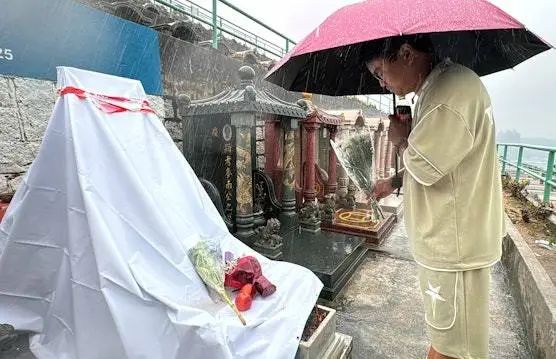 黃家駒墓碑被毀：墳場(chǎng)已成為網(wǎng)紅流量密碼？