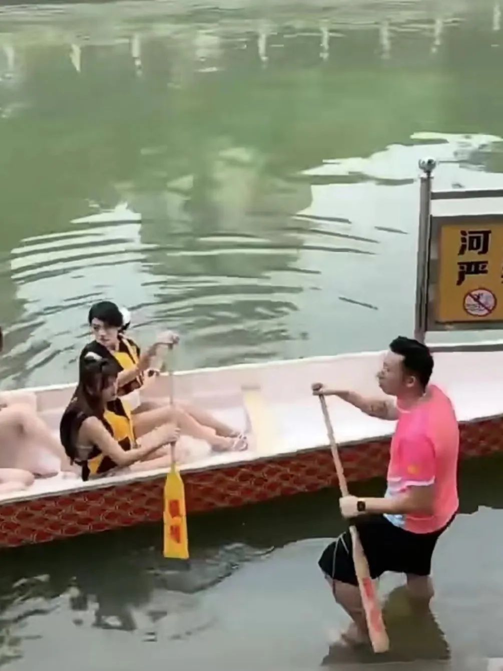 獵德龍舟變成比堅尼女郎的打卡道具，合適嗎？