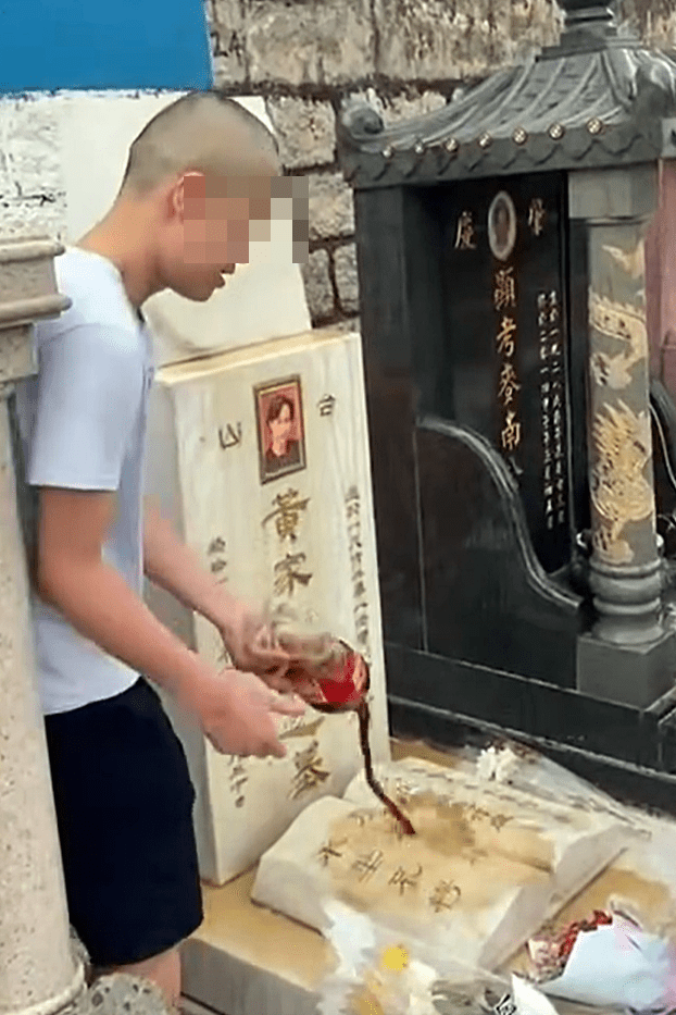黃家駒墓碑被毀：墳場(chǎng)已成為網(wǎng)紅流量密碼？