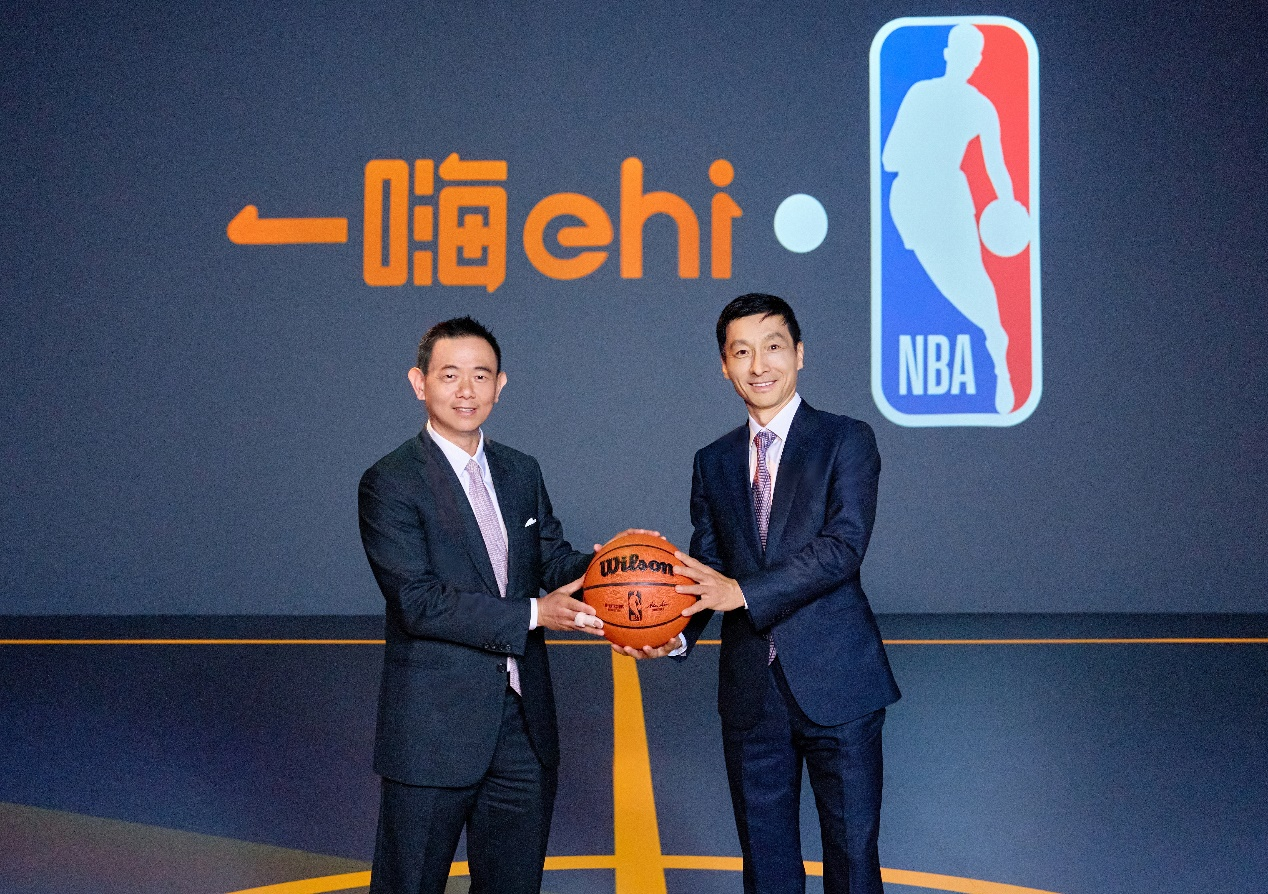 NBA中國首席商務(wù)官張文正（左）與一嗨租車創(chuàng)始人、董事長兼CEO章瑞平。一嗨租車供圖