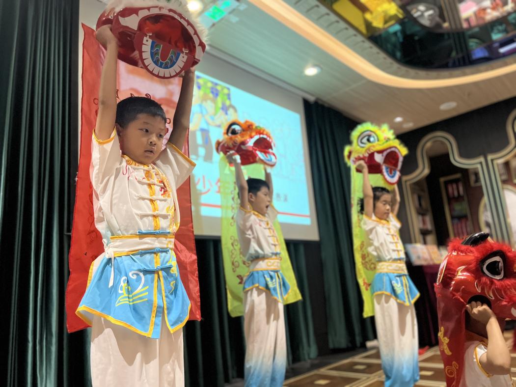 天河區(qū)華康小學(xué)的同學(xué)帶來(lái)《神武少年》舞獅武術(shù)表演