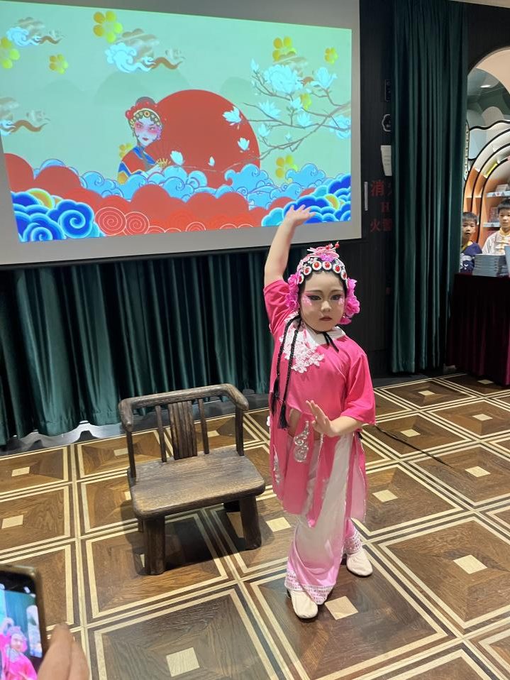 天河區(qū)華康小學(xué)的同學(xué)帶來(lái)《小戲骨》舞蹈表演