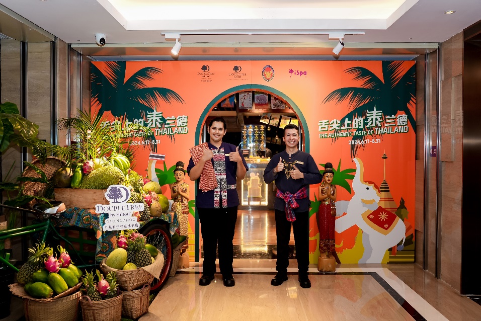 泰國(guó)普吉島班泰希爾頓逸林酒店及度假村廚師Moo（左）與Aekkie（右）