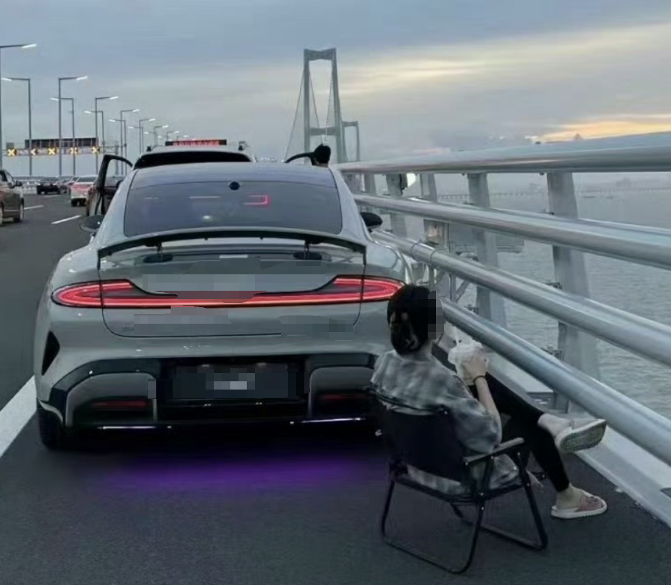 深中通道首日塞車：車主停車拍照打卡，香港旅客人在囧途
