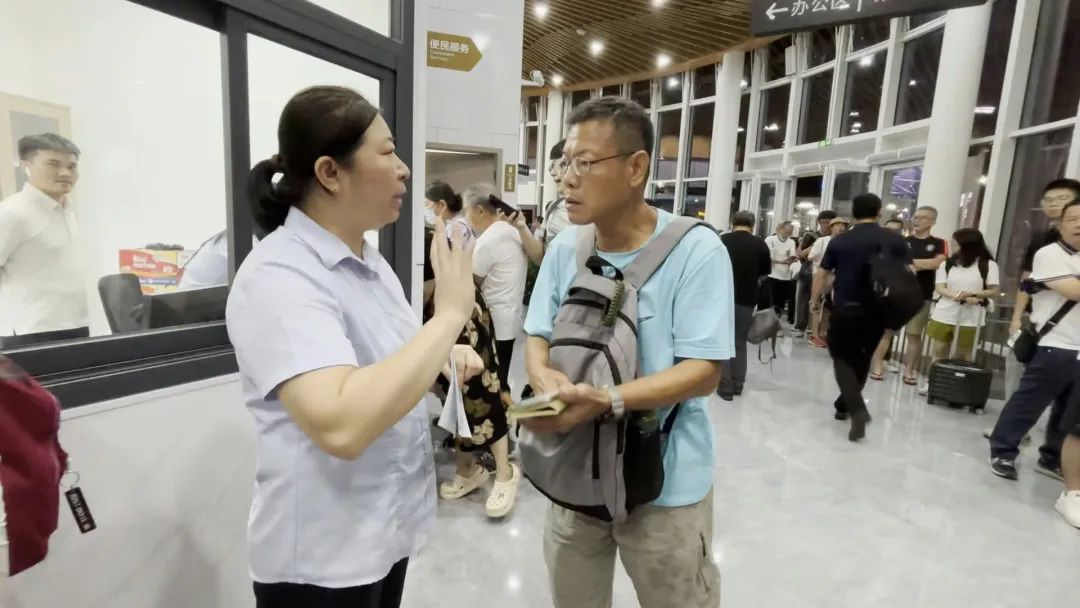深中通道首日塞車：車主停車拍照打卡，香港旅客人在囧途