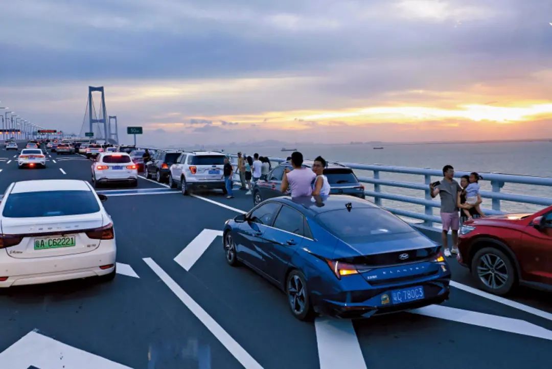 深中通道首日塞車：車主停車拍照打卡，香港旅客人在囧途