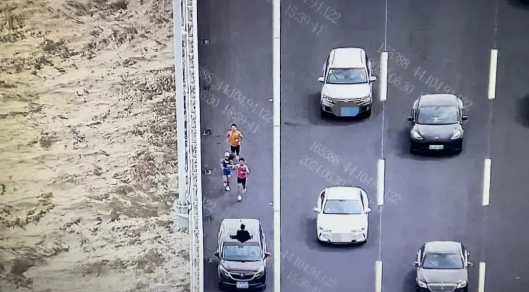 深中通道首日塞車：車主停車拍照打卡，香港旅客人在囧途