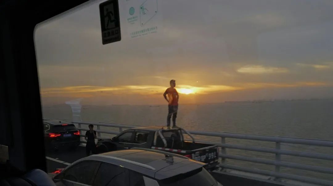 深中通道首日塞車：車主停車拍照打卡，香港旅客人在囧途