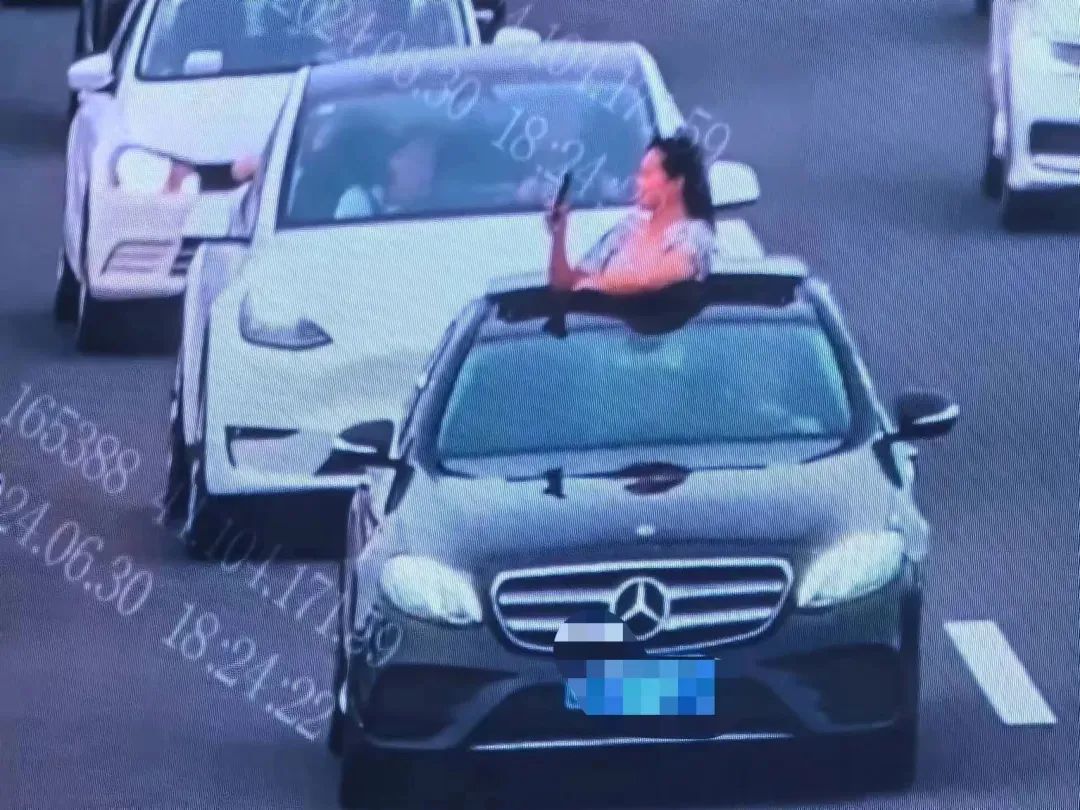 深中通道首日塞車：車主停車拍照打卡，香港旅客人在囧途