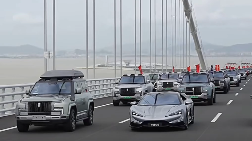 深中通道首日塞車：車主停車拍照打卡，香港旅客人在囧途