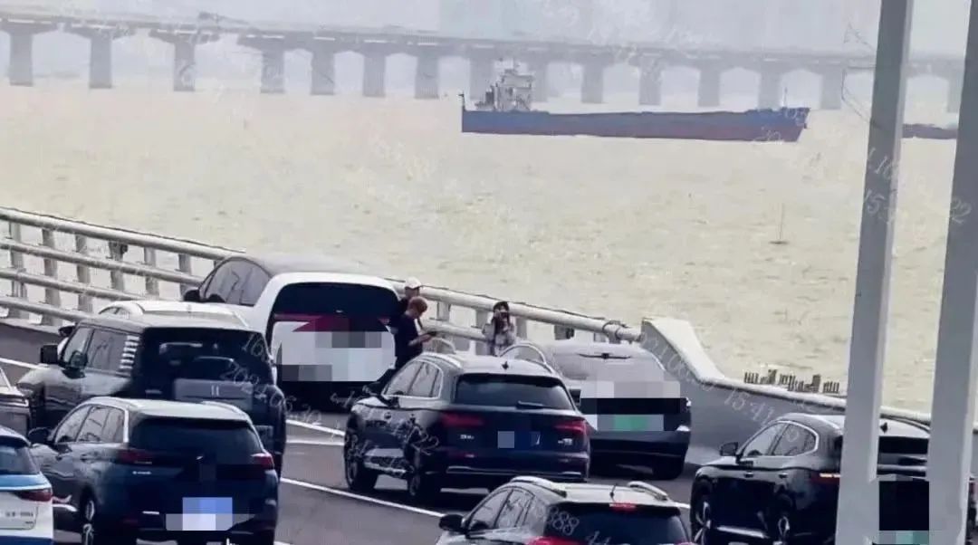 深中通道首日塞車：車主停車拍照打卡，香港旅客人在囧途