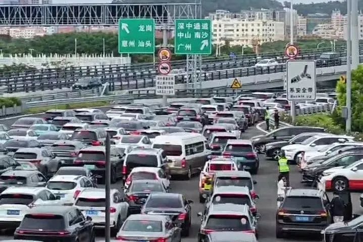 深中通道首日塞車：車主停車拍照打卡，香港旅客人在囧途