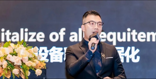 男人的照片上寫(xiě)著字 描述已自動(dòng)生成
