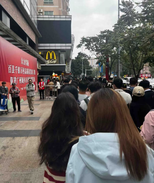 廣州地鐵突然加強(qiáng)安檢，打工仔女紛紛遲到扣錢