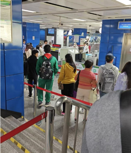 廣州地鐵突然加強(qiáng)安檢，打工仔女紛紛遲到扣錢