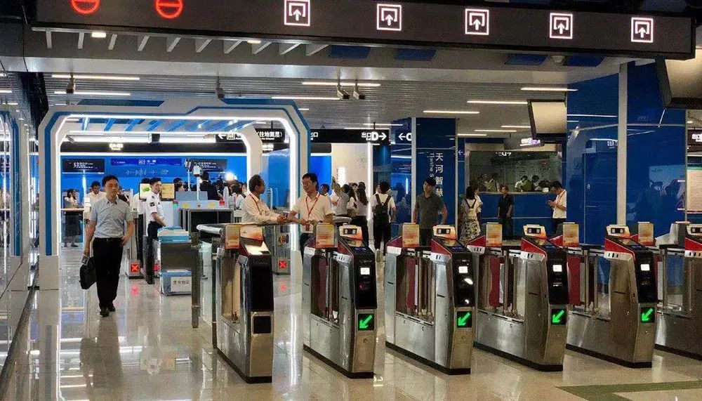 廣州地鐵突然加強(qiáng)安檢，打工仔女紛紛遲到扣錢