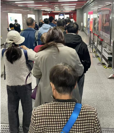 廣州地鐵突然加強(qiáng)安檢，打工仔女紛紛遲到扣錢