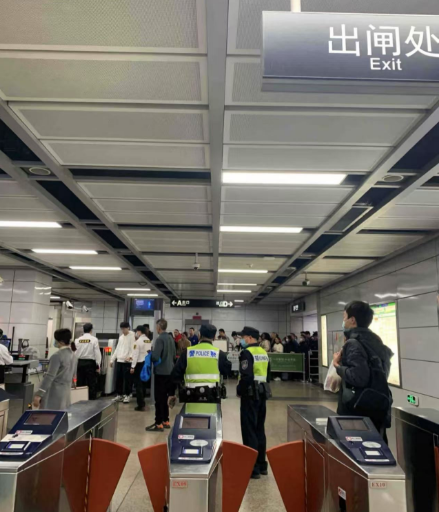廣州地鐵突然加強(qiáng)安檢，打工仔女紛紛遲到扣錢