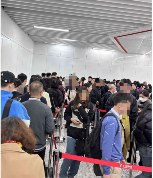 廣州地鐵突然加強(qiáng)安檢，打工仔女紛紛遲到扣錢